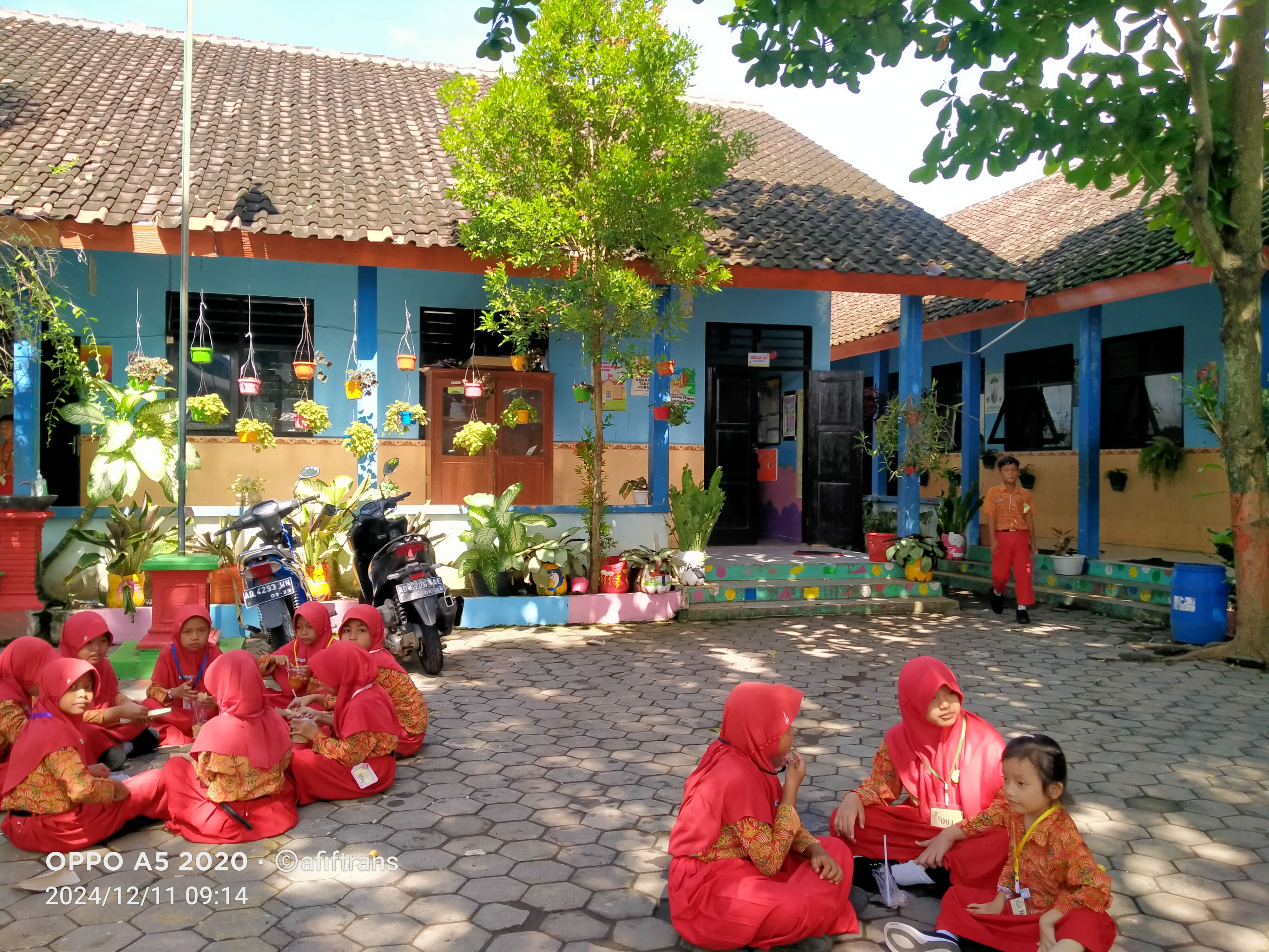 Halaman sekolah yang rindang, asri dan bersih
