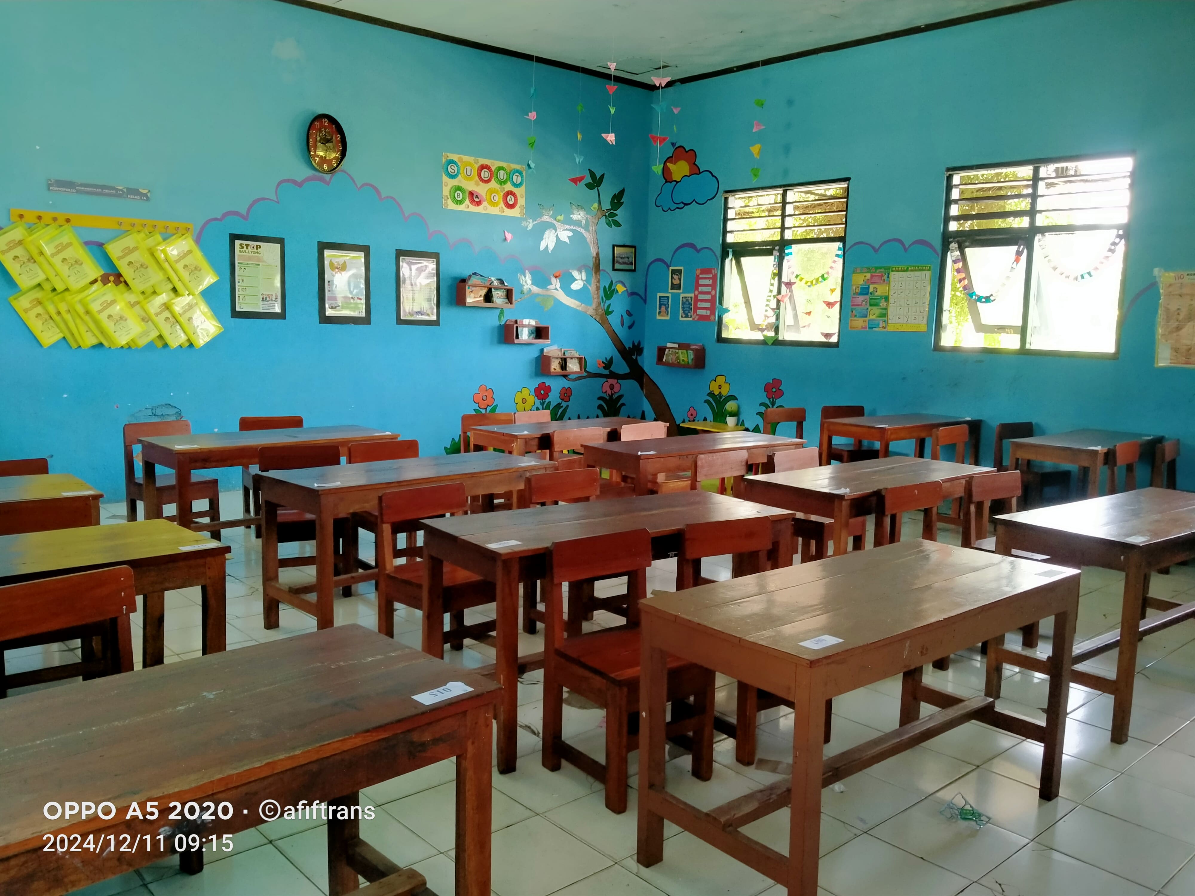 Ruang kelas yang nyaman dan bersih, ventilasi udara baik serta cukup dengan pencahayaan